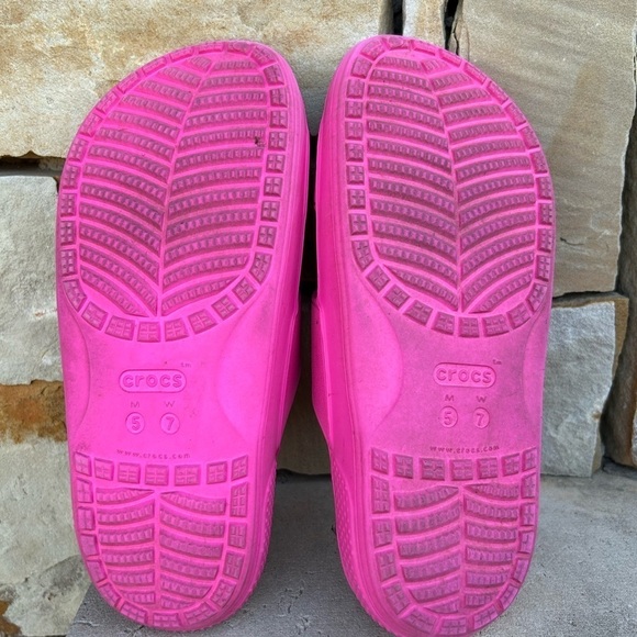 CROCS classic pink Iconic Comfort sandal Sz-W7 & M5.    I - Picture 10 of 10
